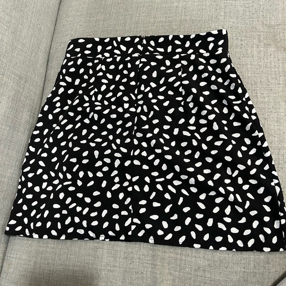 2/10 SHEIN Black & White Skirt - Picture 1 of 4